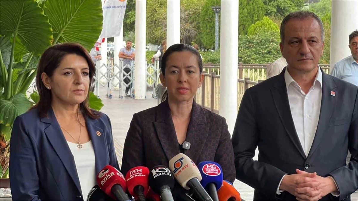 Mersin Büyükşehir Belediye Başkan Vekili Gülşah Yıldırım Genç meclis toplantısında konuşma yaparken