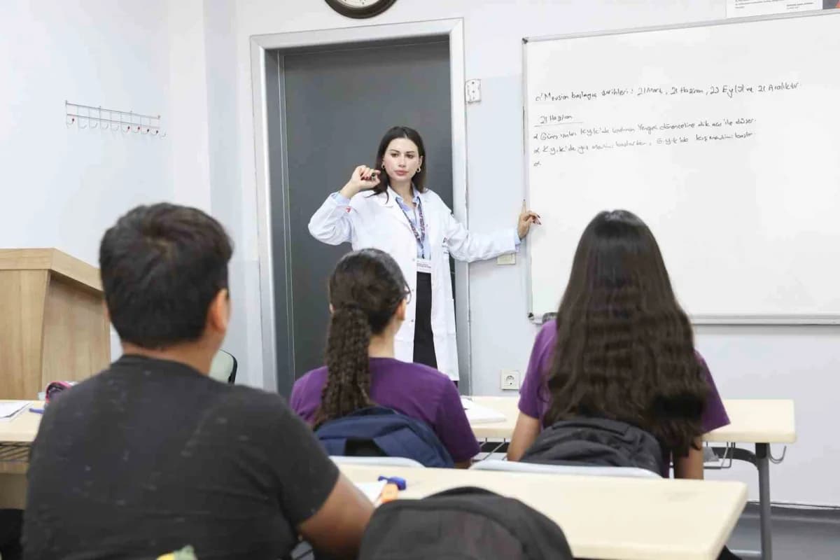 Mersin Büyükşehir Belediyesi kurs merkezlerinde eğitim gören öğrenciler ve eğitmenler