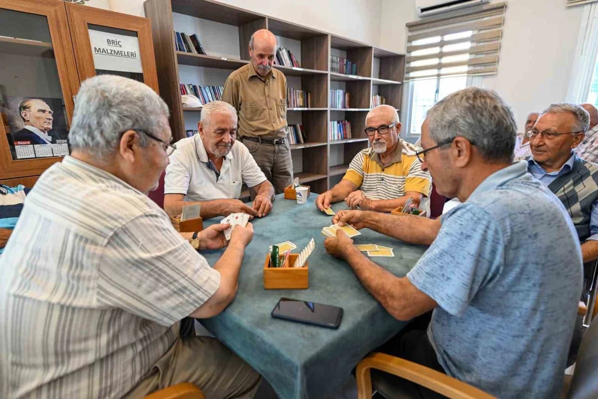 Mersin Emekli Evleri’nde sosyal etkinliklere katılan yaşlı vatandaşlar