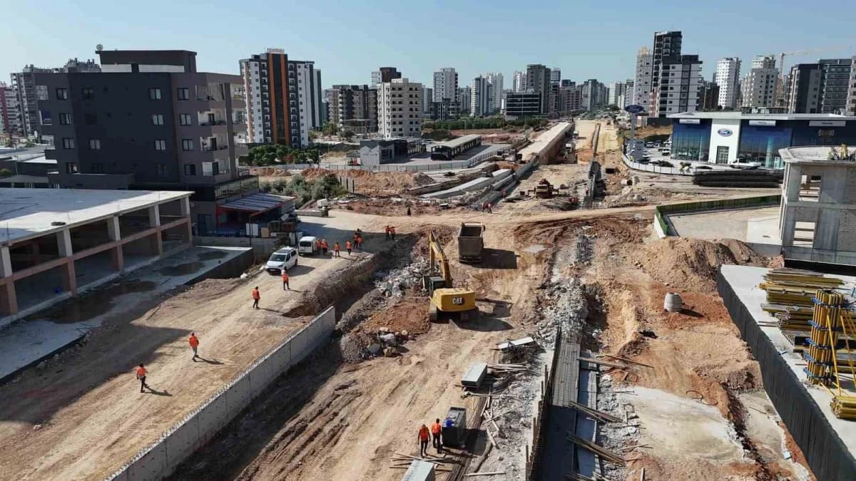 Mersin Mezitli Vatan Caddesi kavşak projesinde devam eden yol yapım çalışmaları