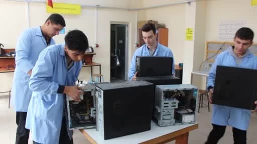 Amasya’da meslek lisesi öğrencileri elektronik atıkları tamir ederek köy okuluna bilgisayar laboratuvarı kuruyor