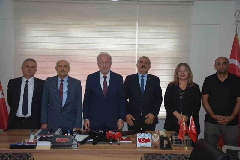 MHP Sinop İl Başkanı Hikmet Çınar basın açıklaması yaparken