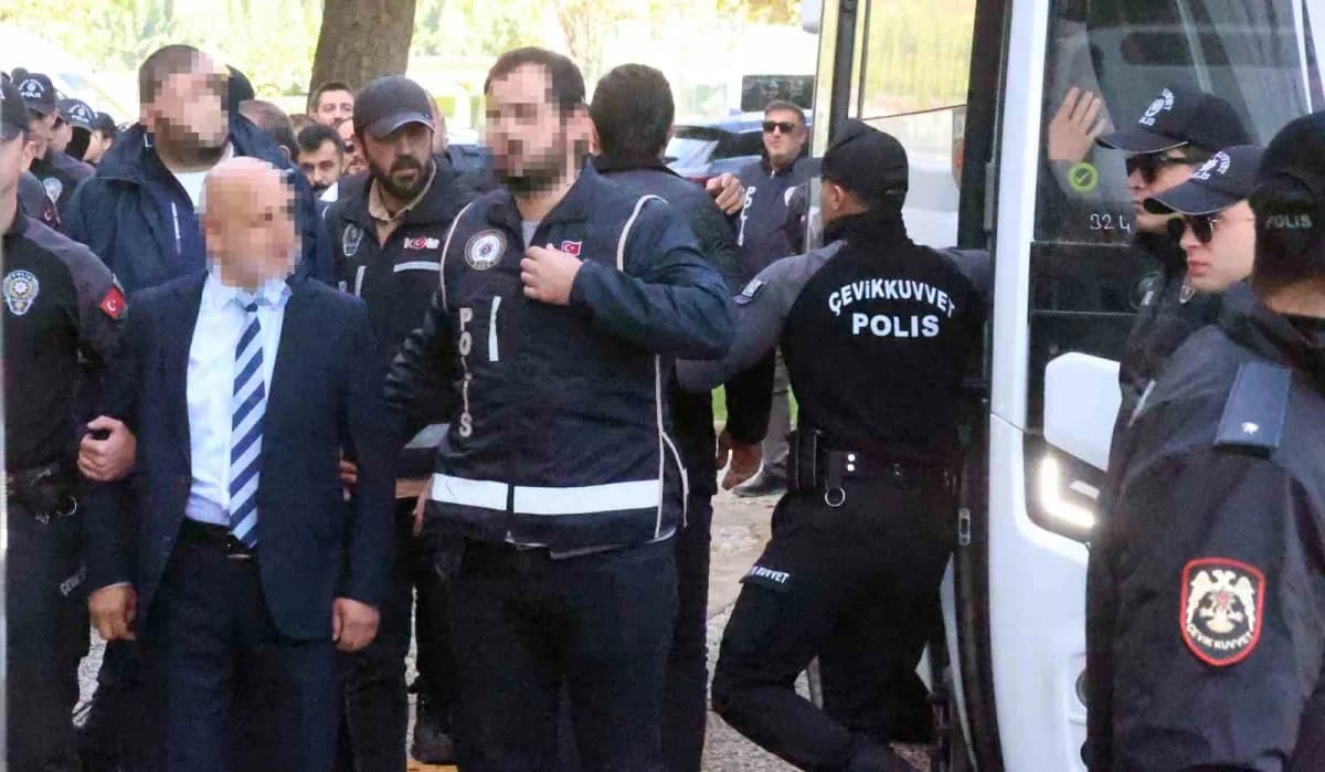 Milas Belediyesi önünde adliyeye sevk edilen şüpheliler