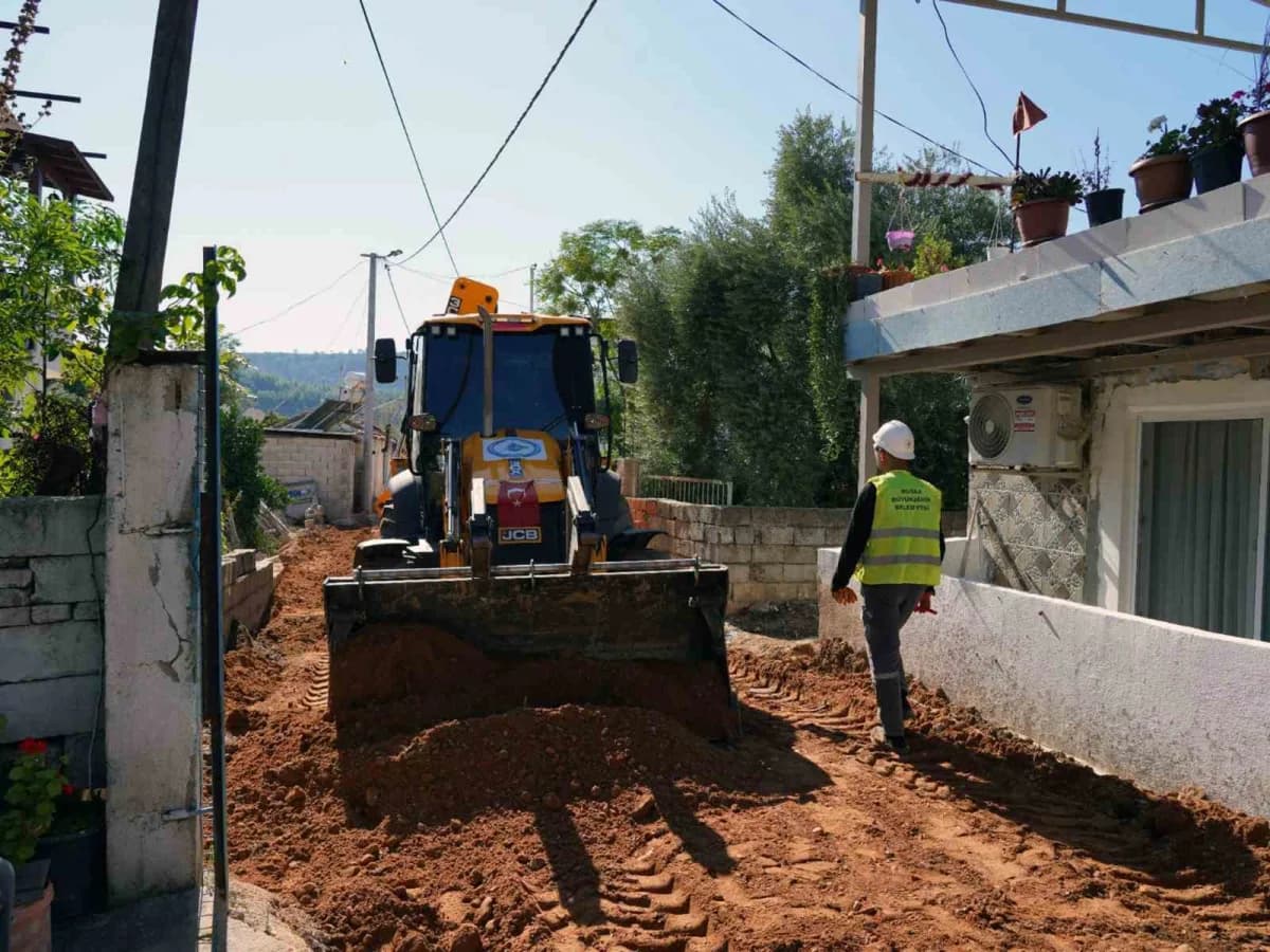 Milas Küçükdibekdere Mahallesi’nde devam eden kanalizasyon ve içme suyu altyapı çalışmaları