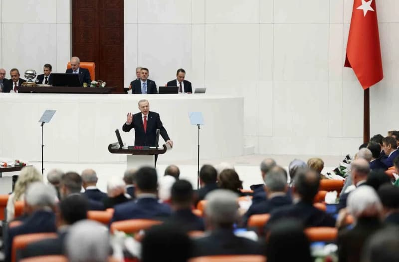 Cumhurbaşkanı Recep Tayyip Erdoğan AK Parti Kongre Merkezi’nde milletvekilleriyle toplantıda konuşma yaparken