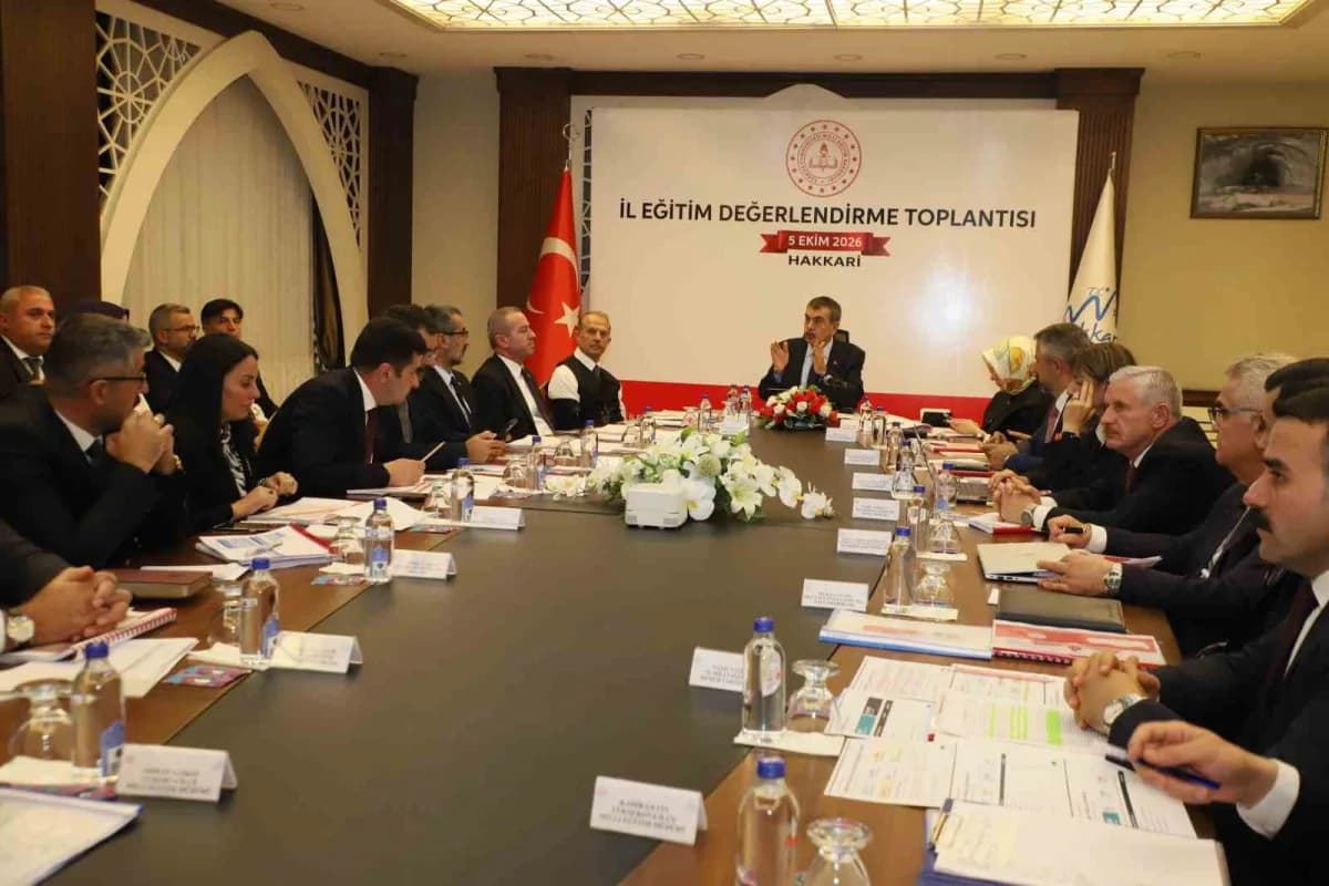 Milli Eğitim Bakanı Yusuf Tekin Hakkari’de İl Eğitim Değerlendirme Toplantısı’nda konuşma yaparken