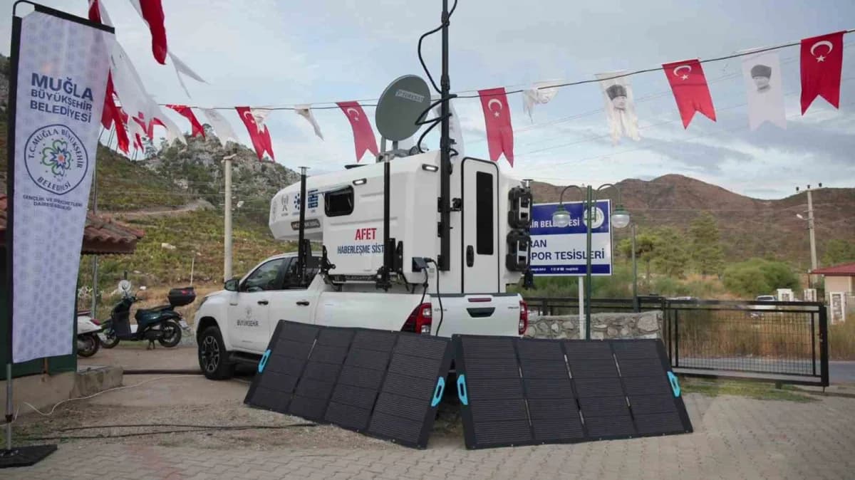 Muğla Büyükşehir Belediyesi tarafından geliştirilen Mobil Afet Haberleşme Sistemi pickup araç üzerinde taşınan kabin ile