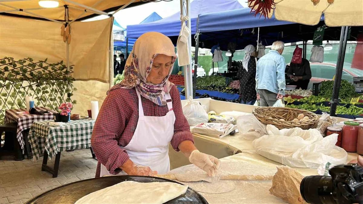 Sakarya'da Serdivan Köylü Pazarı'nda gözleme yapan ve satan Muazzez Akdoğdu