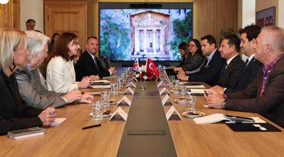 Muğla Büyükşehir Belediye Başkanı Ahmet Aras, Birleşik Krallık Büyükelçisi Jennifer Anderson ile görüşme yaparken