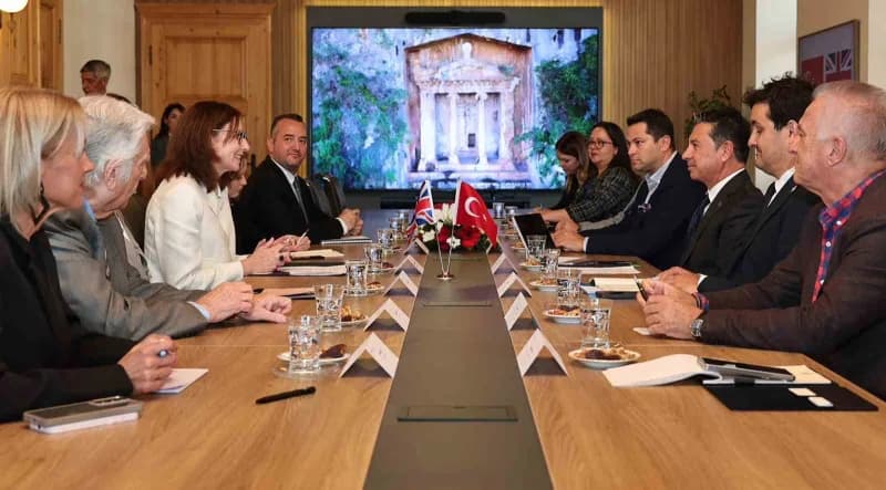 Muğla Büyükşehir Belediye Başkanı Ahmet Aras, Birleşik Krallık Büyükelçisi Jennifer Anderson ile görüşme yaparken