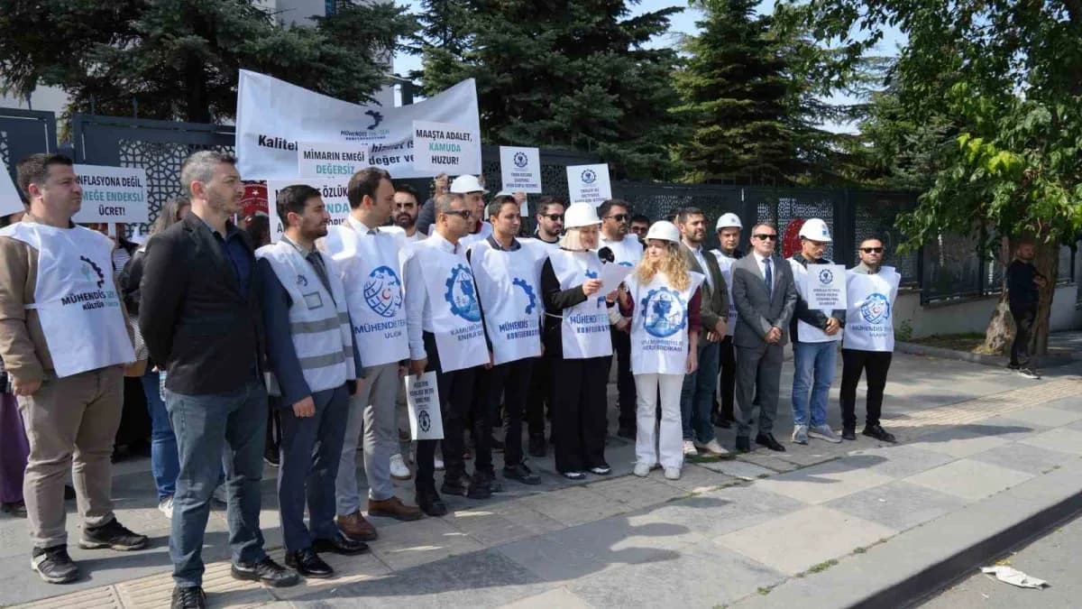 Mühendis Tek-Sen Konfederasyonu üyeleri Çalışma ve Sosyal Güvenlik Bakanlığı önünde taleplerini dile getiriyor