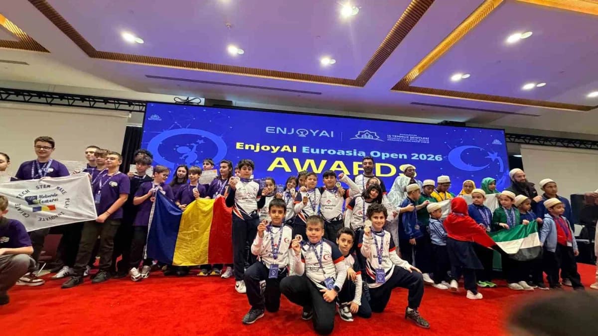 Muşlu öğrenciler İstanbul’daki Avrasya Drone Cup yarışmasında ödül alırken