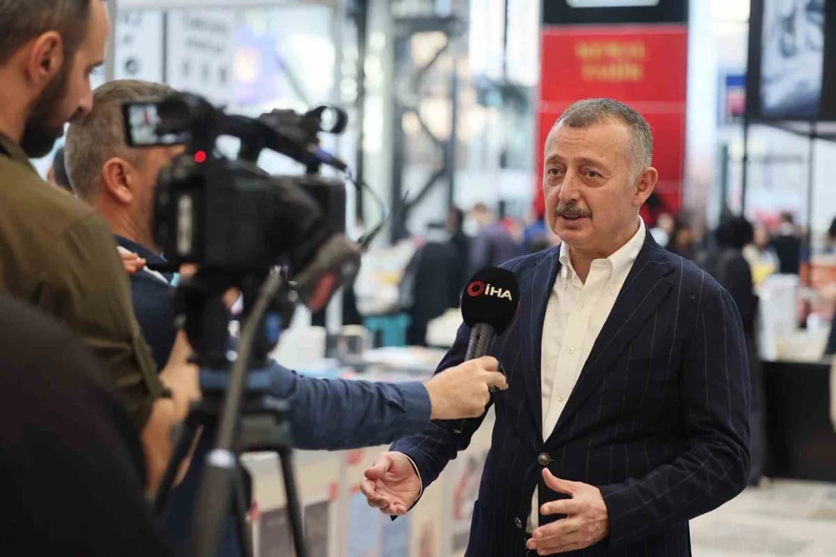 Kocaeli Büyükşehir Belediye Başkanı Tahir Büyükakın, 16. Uluslararası Kocaeli Kitap Fuarı’nda gençlerle sohbet ederken