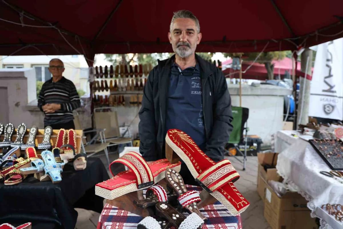 Aydın Germencik'te nalın ustası Murat Vatan tarafından üretilen saray modeli ve sedef kakmalı nalınlar