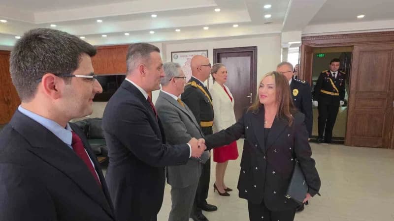Nazilli’de Cumhuriyet Bayramı kutlamalarında kırmızı beyaz bayraklarla süslenmiş sokaklar ve halk