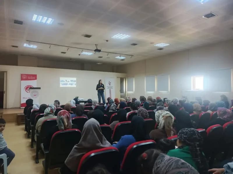 Nazilli’de anne adaylarına doğuma hazırlık eğitimi sırasında bilgilendirme yapılması