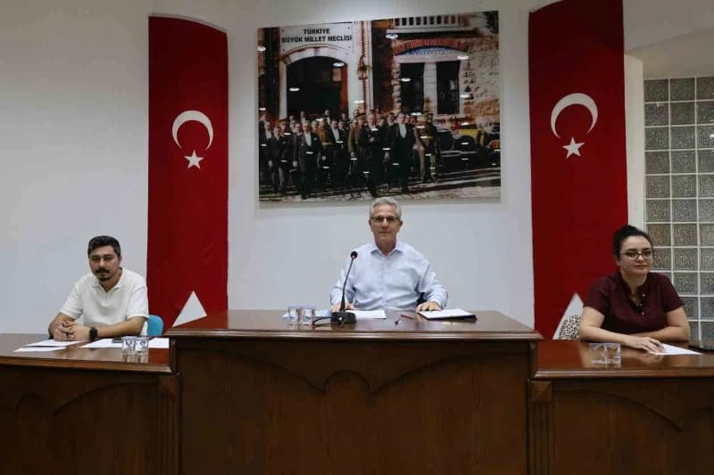 Nazilli Belediye Başkanı Dr. Ertuğrul Tetik, meclis toplantısında esnaf ruhsat ücretleriyle ilgili konuşma yapıyor