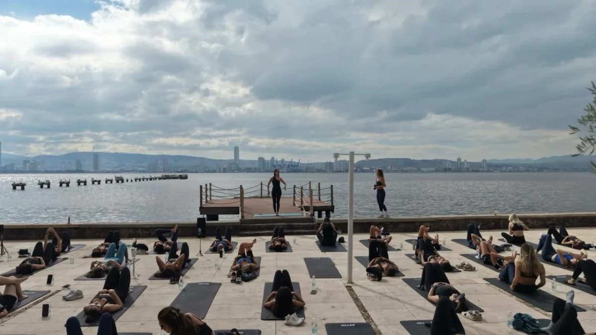 Neva Yalı ve Riva Yalı projelerinde deniz kenarında pilates etkinliği düzenleniyor