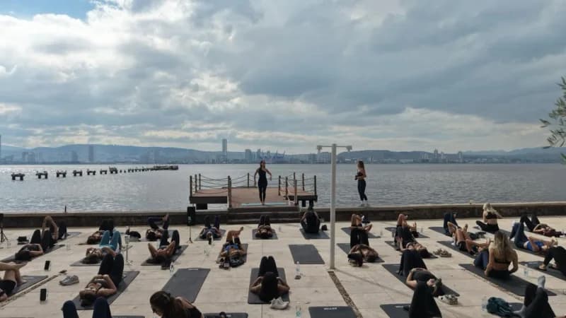 Neva Yalı ve Riva Yalı projelerinde deniz kenarında pilates etkinliği düzenleniyor