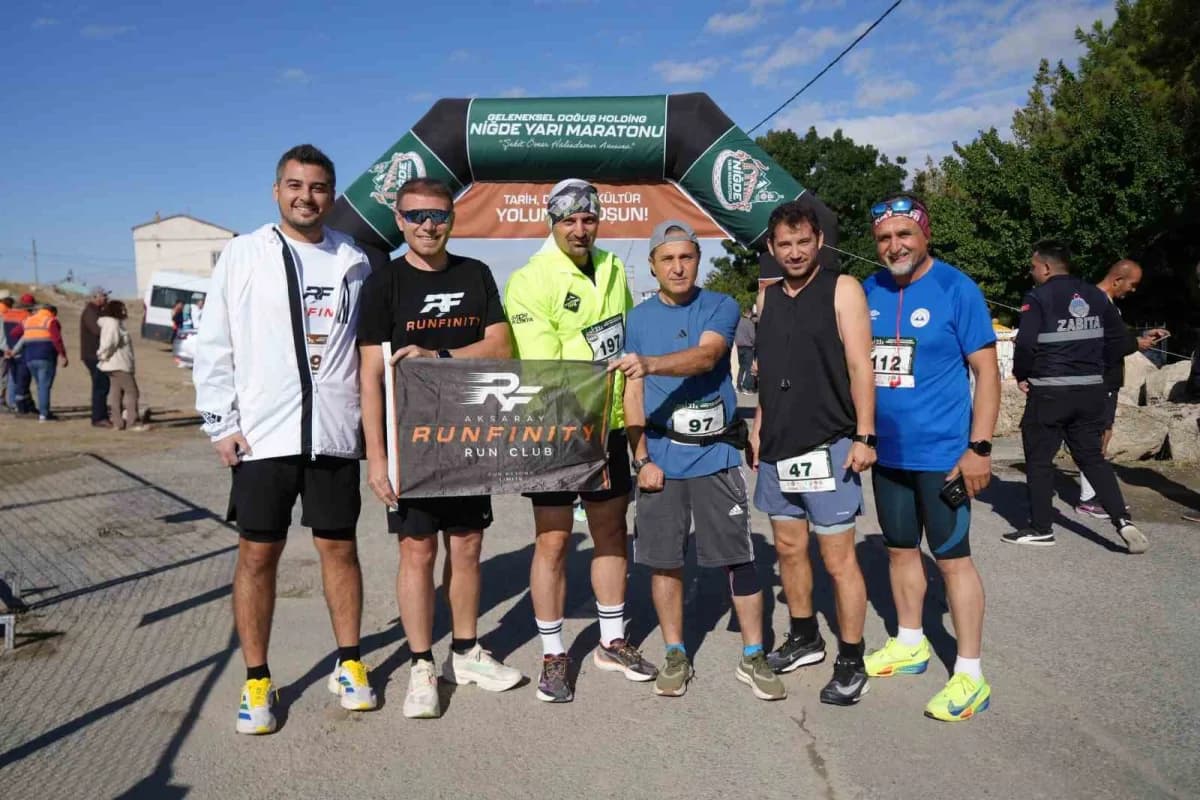 Niğde’de Ömer Halisdemir anısına düzenlenen 3. Geleneksel Yarı Maratonunda sporcular koşuyor