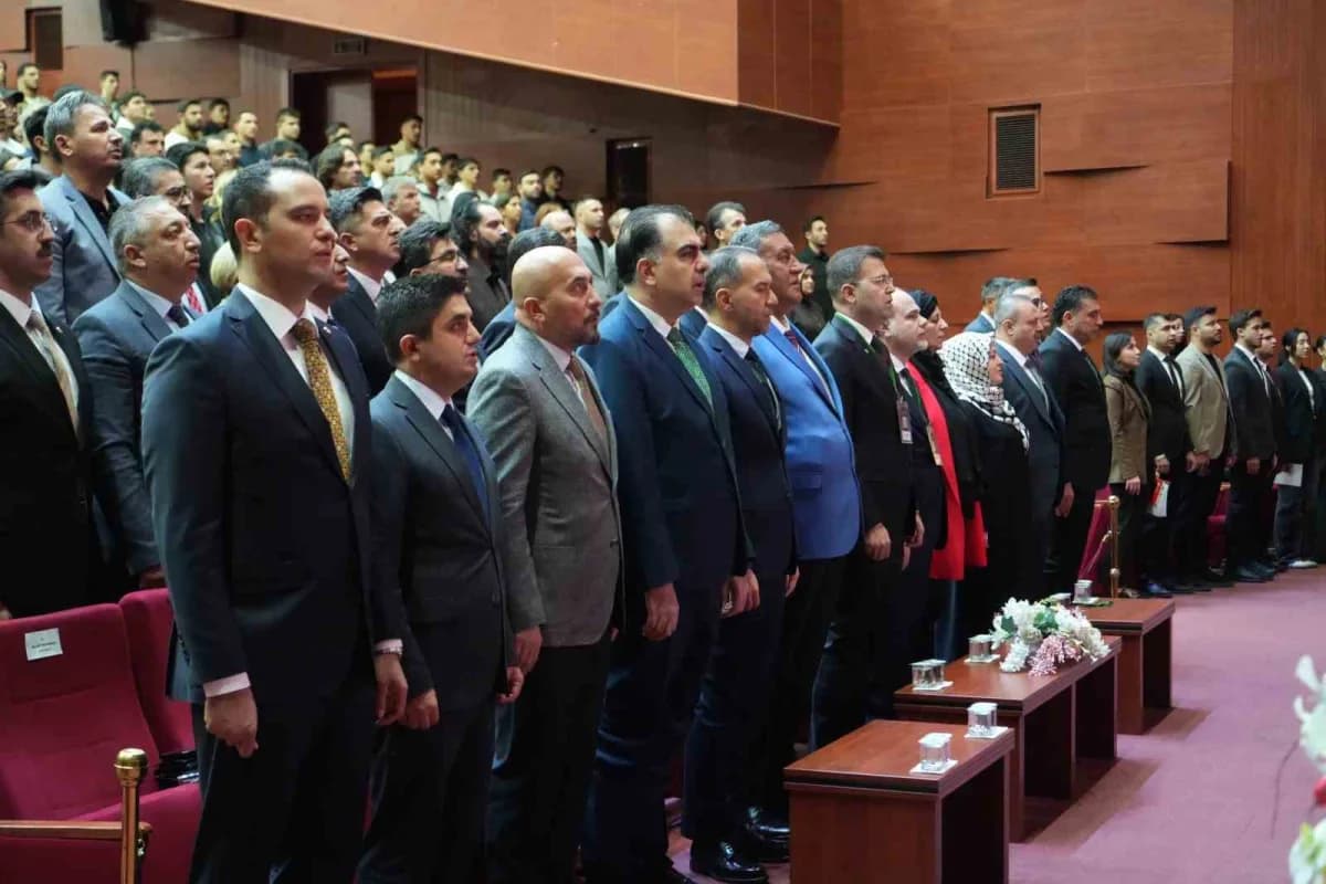 Niğde’de COP31 simülasyonu kapsamında düzenlenen etkinlikte konuşmacılar ve katılımcılar yer alıyor