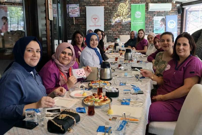 Sakarya’da Normal Doğum Haftası etkinliğinde pilates ve nefes egzersizi yapan anne adayları