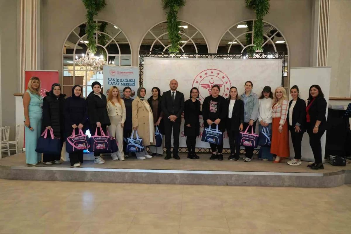 Samsun Canik'te düzenlenen normal doğum haftası programında anne adaylarına eğitim veriliyor