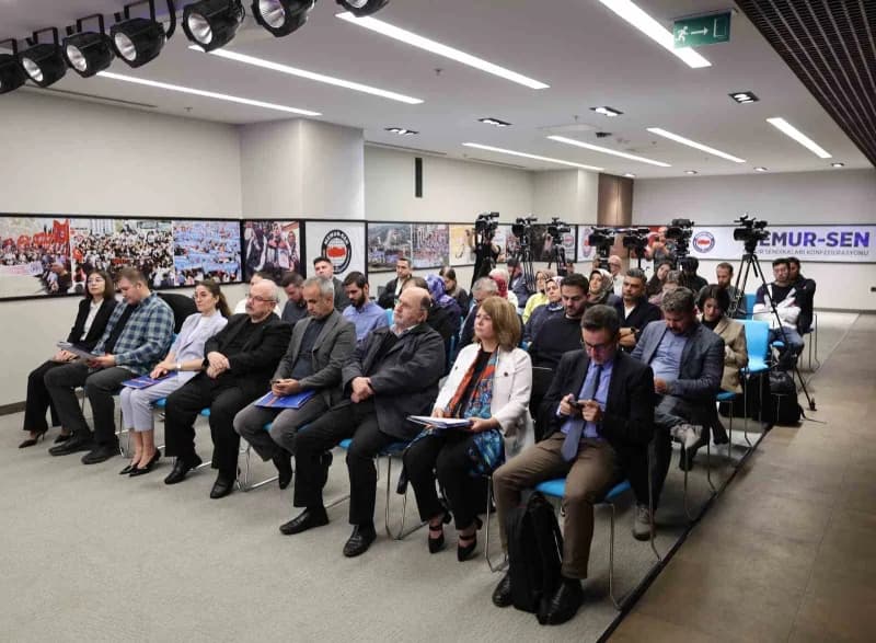 Eğitim-Bir-Sen Genel Sekreteri Talat Yavuz basın toplantısında konuşuyor