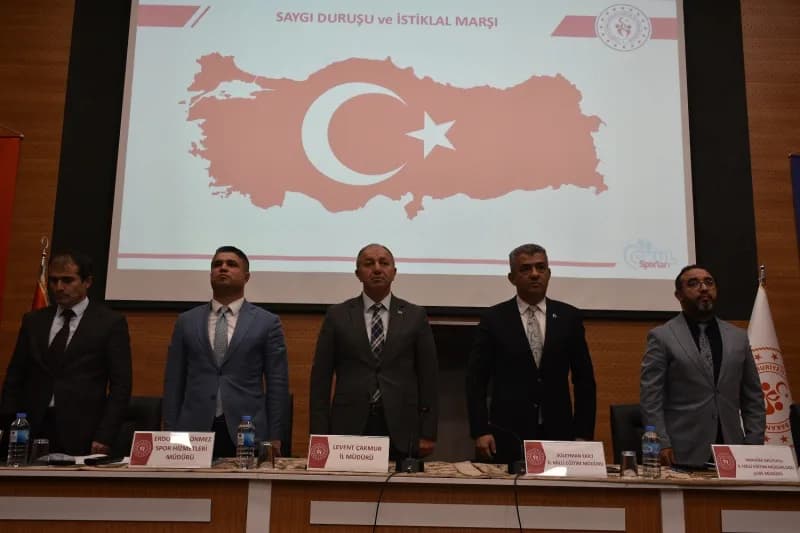 Erzurum'da düzenlenen okul sporları planlama ve koordinasyon toplantısından katılımcılar
