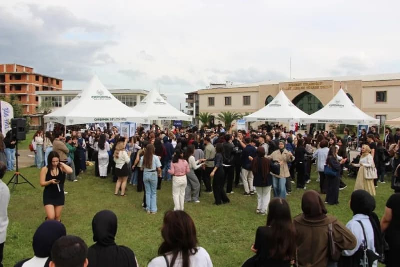 Ondokuz Mayıs Üniversitesi Mustafa Kemal Güneşdoğdu Kampüsü’nde düzenlenen MKG Uyum Fest’26 etkinliğinden öğrenciler ve