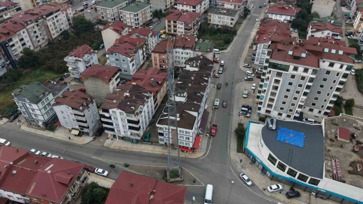 Ordu Altınordu Karşıyaka Mahallesi’nde caddenin ortasında bulunan yüksek gerilim direği ve çevresi