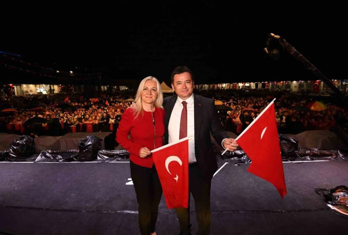 Osmangazi Meydanı’nda Cumhuriyet Bayramı kutlamaları için hazırlanan sahne ve etkinlik alanı
