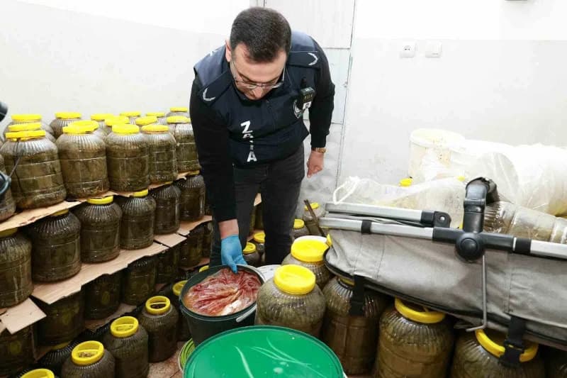 Osmangazi Belediyesi ekipleri sağlıksız koşullarda muhafaza edilen gıda ürünlerini imha ediyor
