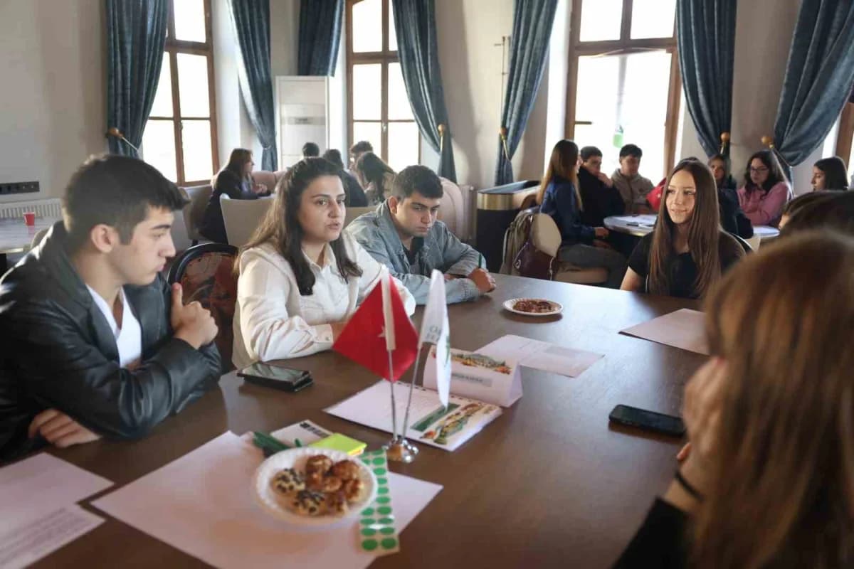 Osmangazi’de gençlerin katılımıyla gıda politikaları çalıştayında fikir alışverişi yapılıyor