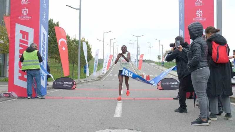 Cumhuriyet Koşusu’nda Osmangazi Köprüsü üzerinde koşan sporcular ve izleyiciler
