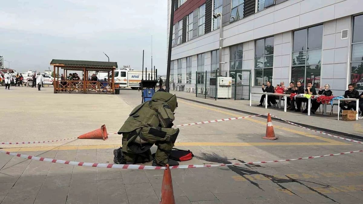 Osmaniye Eğitim ve Araştırma Hastanesi’nde patlama ve kimyasal sızıntı tatbikatı sırasında ekiplerin