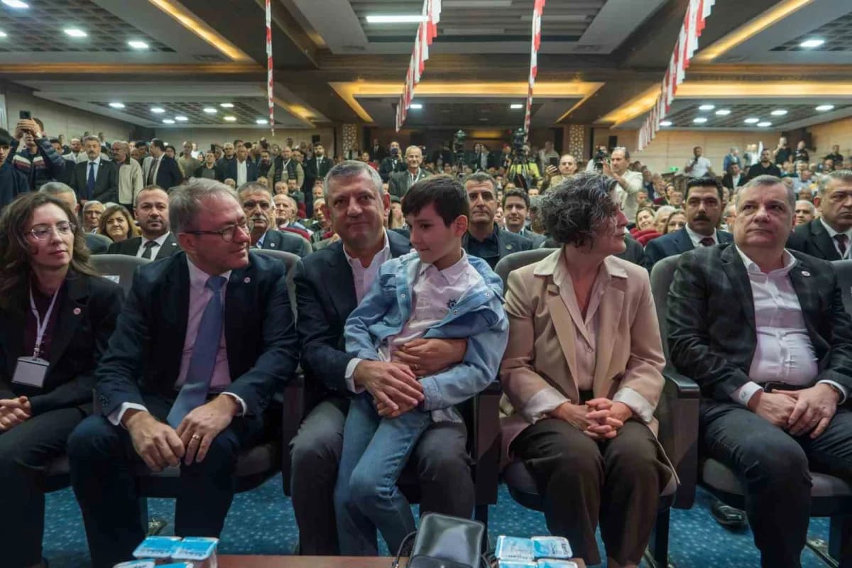 Özgür Özel Manisa’da partisinin kongresinde konuşma yaparken