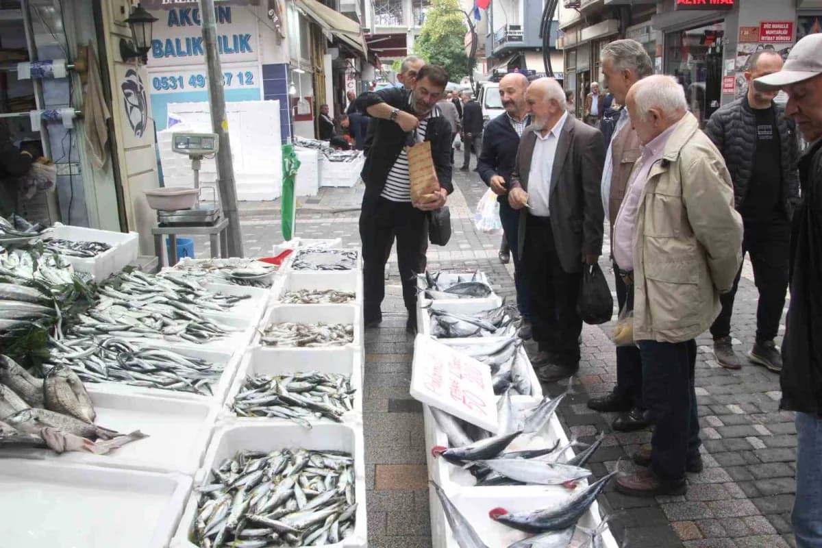 Ordu'da balık tezgahında 900 gram ağırlığında palamut balıkları ve vatandaşlar
