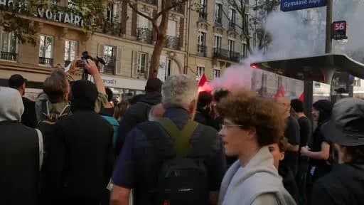 Paris’te lise eylemlerinde polis ve göstericiler arasında çatışma yaşanırken, polis göz yaşartıcı gaz kullanıyor