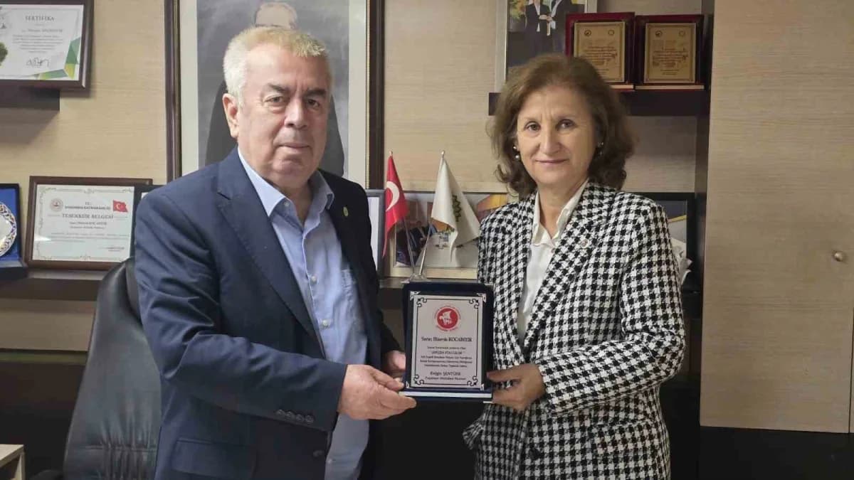 Bandırma Paşabayır Mahallesi'nde plastik kapak kampanyası kapsamında toplanan kapaklar ve muhtarlar teşekkür plaketi tak