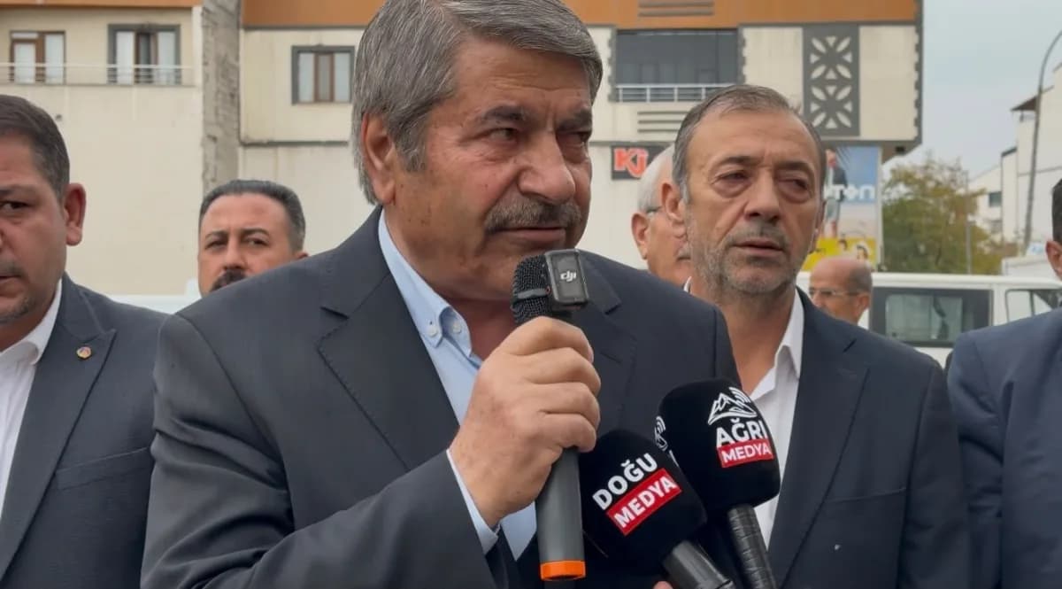 Patnos Belediye Başkanı Abdulhalık Taşkın basın açıklaması yaparken