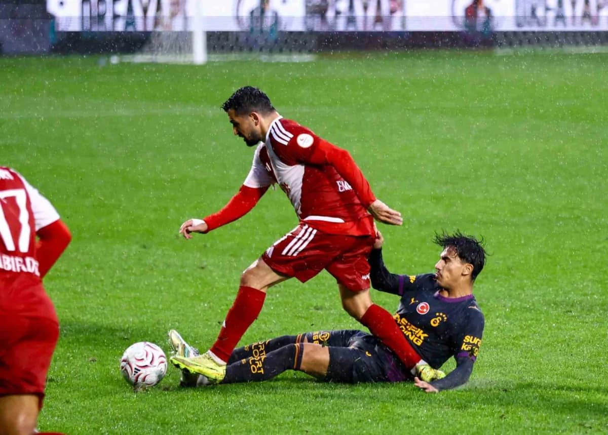 Pendikspor ile Galatasaray arasında Pendik Stadyumu'nda oynanan hazırlık maçından bir kare