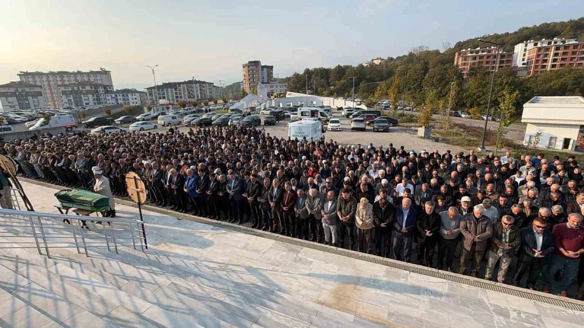 Düzce Üniversitesi İlahiyat Fakültesi camiinde Prof. Dr. Ayhan Şamandar için düzenlenen cenaze