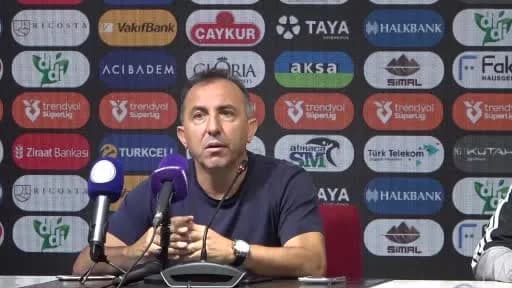 Çaykur Rizespor Teknik Direktörü Recep Uçar basın toplantısında açıklama yapıyor
