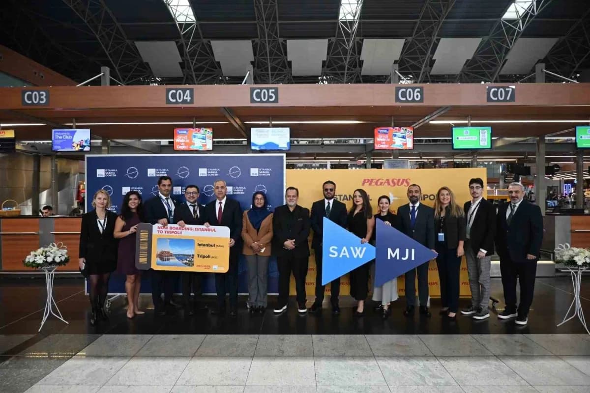 İstanbul Sabiha Gökçen Havalimanı terminali ve Pegasus uçağı