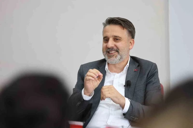 Bursa Büyükşehir Belediye Başkan Vekili Şahin Biba, Bursa Uludağ Üniversitesi Mimarlık Fakültesi’nde gençlerle bir arada