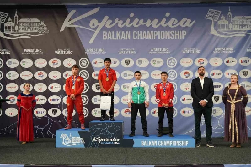 Şahinbey Belediyespor'un genç güreşçileri Hırvatistan'da U17 Balkan Güreş Şampiyonası'nda madalya töreninde