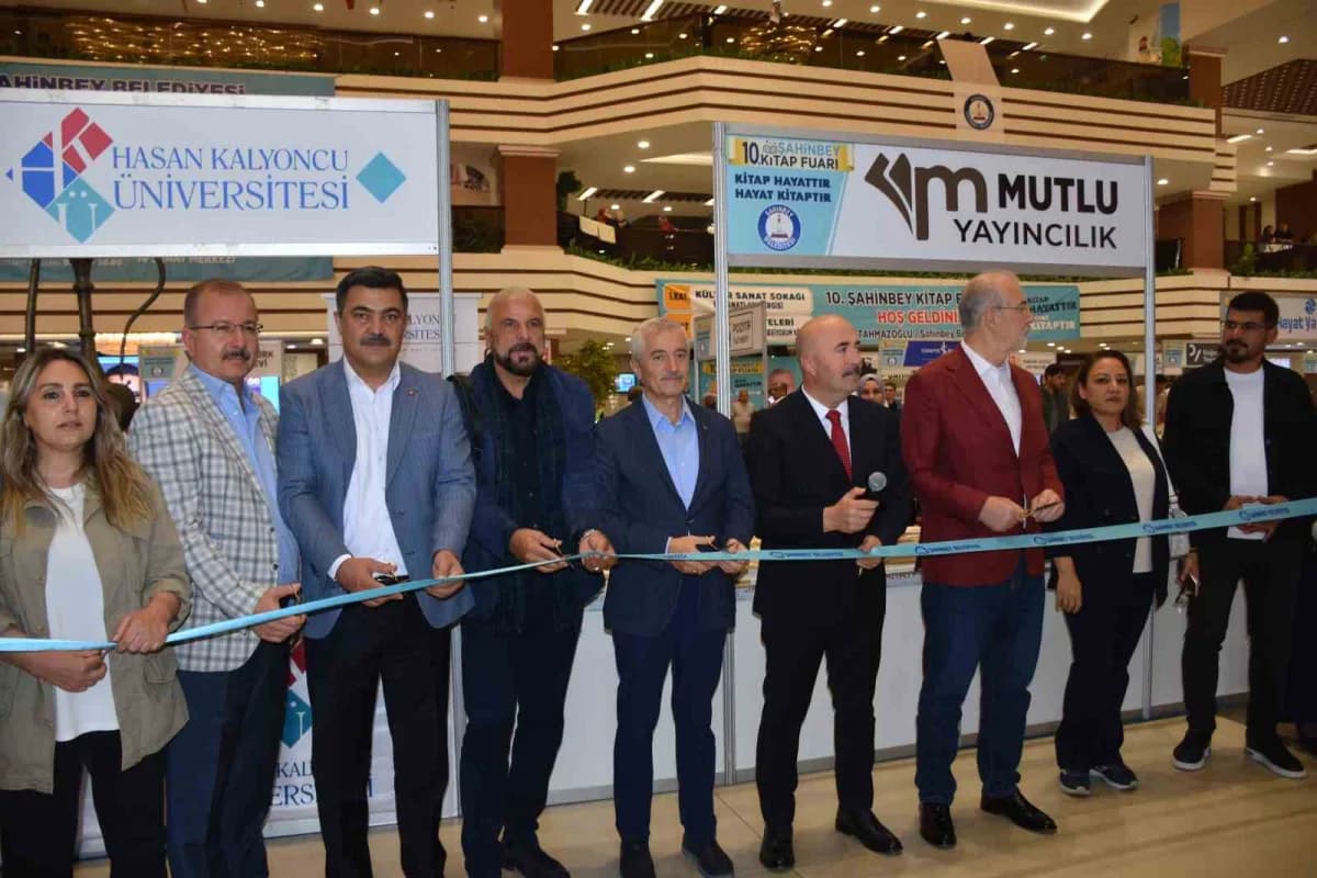 Şahinbey Kongre ve Sanat Merkezi'nde açılan 10. kitap fuarında yayınevleri ve yazarlar ziyaretçilerle buluşuyor