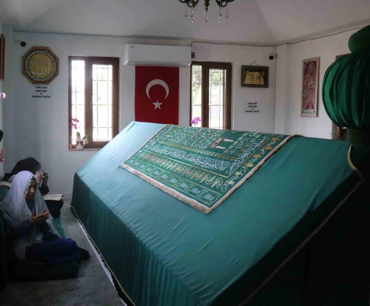 Sakarya Erenler ilçesinde bulunan Sakar Baba Türbesi ve çevresi, ziyaretçilerin manevi huzur aradığı mekan