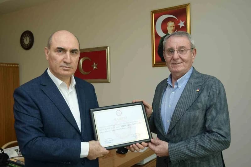 Salih Zeki Murzioğlu mazbatasını Samsun 7. Asliye Hukuk Hâkimi Birol Altun'dan alırken